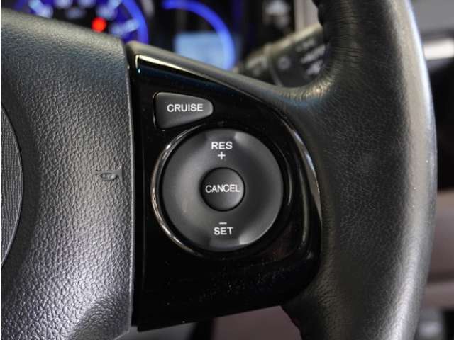 【クルーズコントロール】アクセルペダルを踏まずに定速走行。燃費向上にも貢献し、加速・減速の少ない高速道路などでの運転をより快適に走行できます。