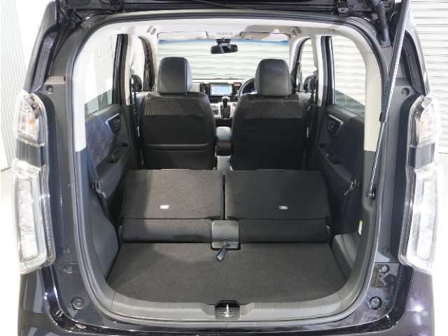 【トランクスルー機構】後席を前に倒してトランクルームとつなげ、長尺物の収納を可能にするトランクスルー機構も備えています。