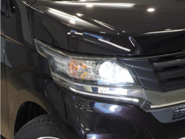 【ディスチャージヘッドライト】夜間走行時や雨の日に明るく安全に前方を照らすことが出来ます。対向車からも見えやすいので相手に接近を知らせることも出来ます。