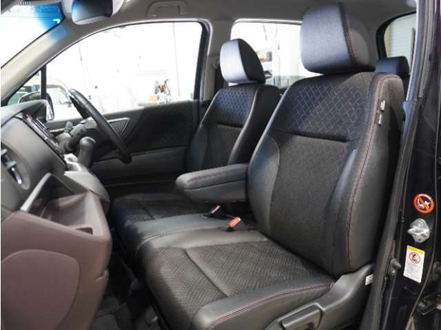 【フロントシート】からだを包みこむような形状でホールド感があり、ロングドライブでも疲れにくいシート。後ろの席のゆとりも考えた背面形状など、機能を踏まえながらスマートなデザイン！