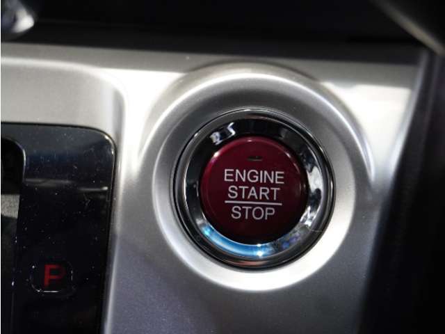 【スマートキー＆プッシュエンジンスタート】ポケットやバックなどにキーを入れたまま探さなくてもロックの施錠、開錠、エンジンスタートも出来ます。