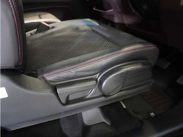 【ハイトアジャスター】レバーの上下操作だけで、座面を運転しやすい高さへ簡単に調節できます。