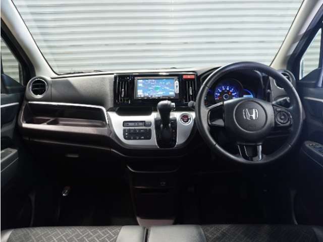 【室内】シートや内装各部への徹底した清掃を実施。