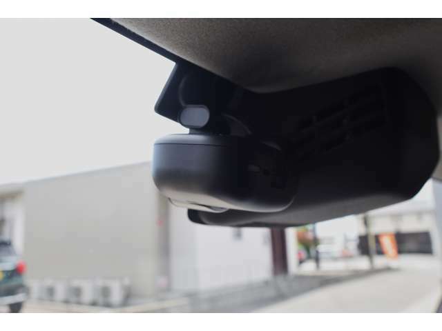 ドライブレコーダー装備♪　映像と音声を記録してくれるドライブレコーダーは、事故の際に確かな証拠能力を発揮してくれます。