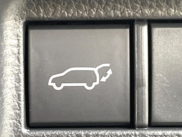 【パワーバックドア】スマートキーや運転席のボタンを押すだけでリアゲートが自動で開閉します！荷物を持っている時や、高い位置にあるバックドアを閉める際に便利な機能です♪