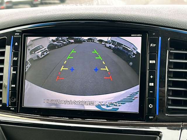 【バックモニター】後ろのカメラの映像をモニターに映し出すことができます！後方の見えない死角や、障害物との距離感をしっかり確認することができます！駐車が苦手な方におすすめです。