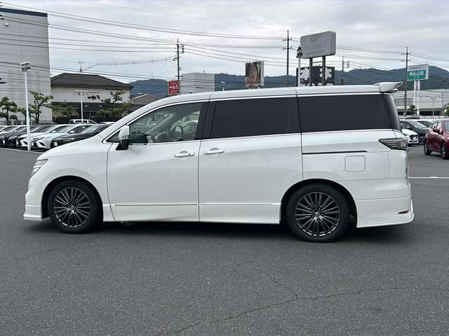 【左】お車を左から見るとこのような感じです。ヘッドライトの形や、エアロなどの装備品を確認できます。