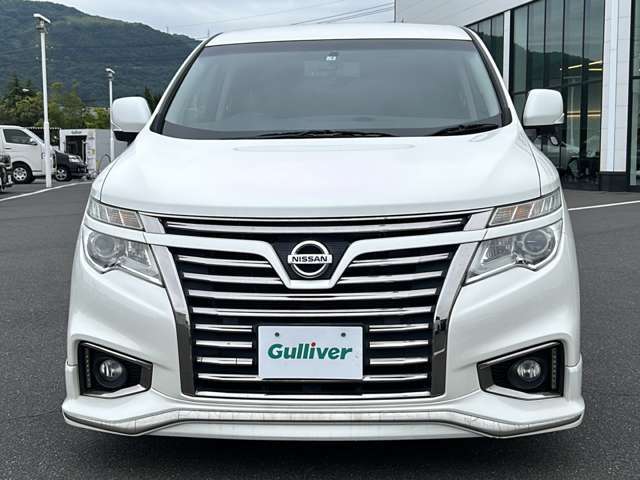 【正面】お車を前から見るとこのような感じです。ヘッドライトの形やグリル等顔つきを確認できます。