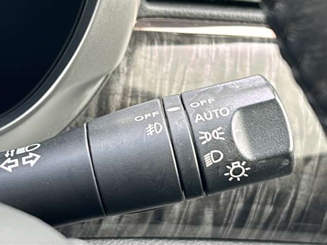 【オートライト（AUTO）】外の明るさをシステムが感知して、自動でヘッドライトが点灯します！ヘッドライトをつけ忘れを防ぐ便利機能です。
