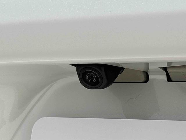 ナビゲーション等を装着した場合にバックするとき後方の安全確認ができるバックカメラが付いてます
