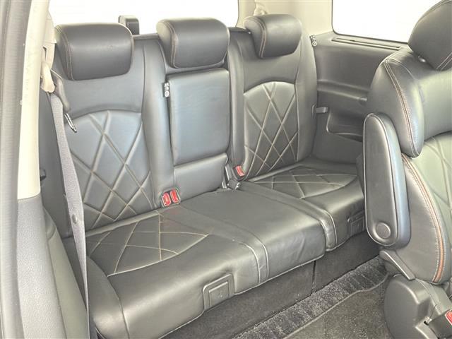 【運転席】座り心地が良いシートなので長時間の運転でも快適にお過ごしいただけます。新品のフロアマットのご注文も可能です。掲載箇所以外にご希望の写真がございましたらお気軽にお問い合わせ下さい。