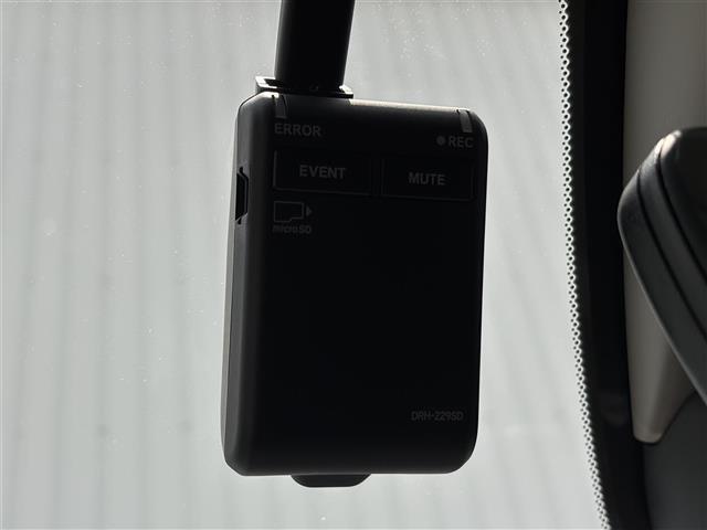 【ドライブレコーダー】映像・音声などを記録する自動車用の車載装置が装備されています！ もしもの事故の際の記録はもちろん、旅行の際の思い出としてドライブの映像を楽しむことができます。