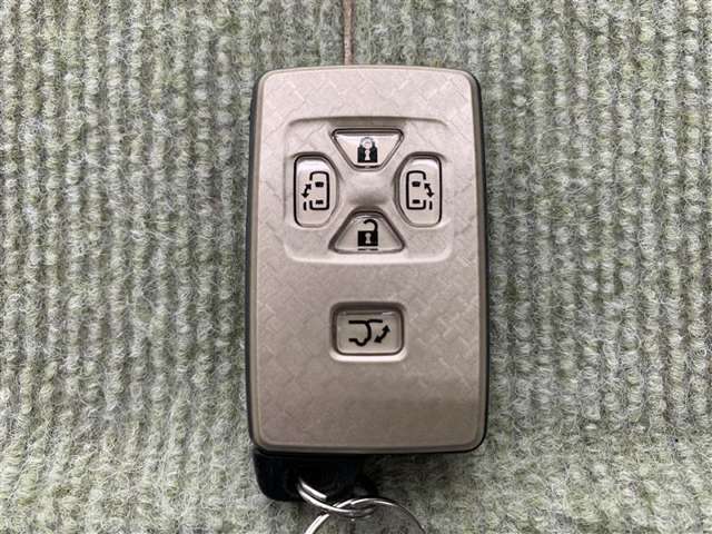 手荷物が多いときでも、スマートキーをバッグやポケットに携帯していれば、キーを取り出すことなくドアの解錠・施錠ができます