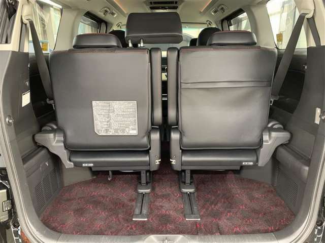 サードシート跳ね上げ式で折りたたみ可能です。キャンプ用品など大きな荷物もばっちり収納可能です！