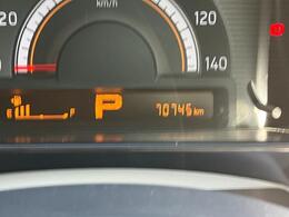 メーターパネル内の液晶ディスプレイには燃料残量計、シフトレバー位置、走行距離などを表示！