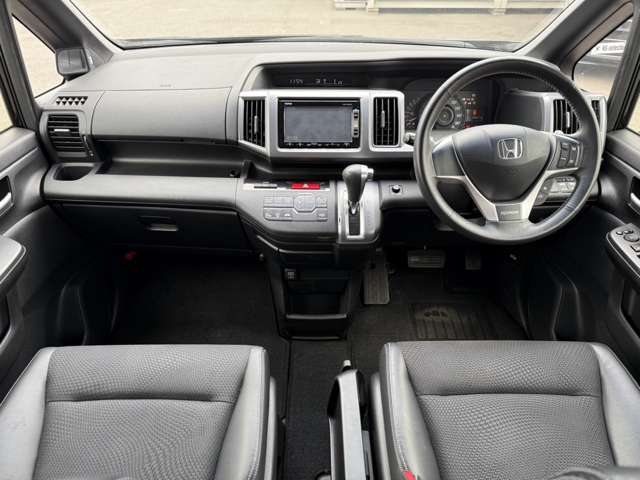 視界がよく運転しやすい設計となっております。インパネ周りもすっきりと洗練されたデザインで高級感が溢れています。日々のドライブを飽きさせません。