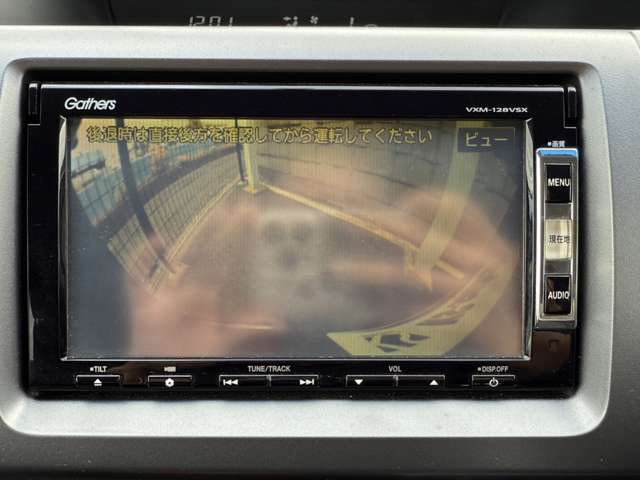 【バックカメラ】駐車が苦手な方でも安心してお乗りいただけます。リバース連動で画面が切り替わるのでとっても便利です。