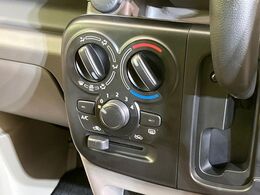 寒い冬も暑い夏も全席に快適な空調を届けてくれる、ダイヤル式エアコンを装備♪