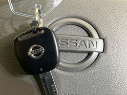 【キーレス】少し離れた場所からでもボタン一つでドアの開錠・施錠ができるのでとっても便利！ドアの鍵穴周りに傷をつけることもありません♪