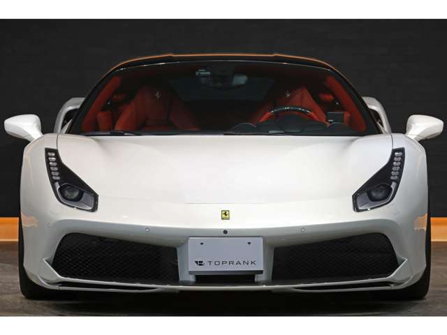 488のデザインを手がけたフラビオ・マンツォーニを筆頭にフェラーリとしては、あくまでも458を基準とした進化モデルという位置づけです
