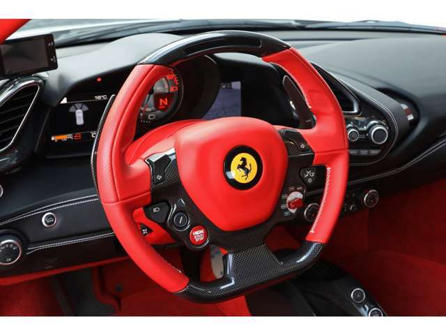 純粋なスペックを見ればほぼすべての面で458を凌駕していますし、エアロダイナミクスにも徹底的に手を加えており純粋なスポーツカーとしての力は458に勝っています