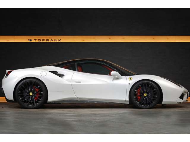 何かとその一世代前の458と比べられ続けている488、ピニンファリーナが創り上げてきたピッコロフェラーリから大きく転換したのは事実ですがそれはデザインの話