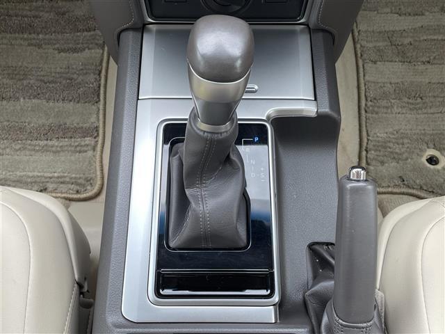 こちらシフトレバーの写真になります。中古車なので、若干のスレ等はありますが、概ね問題ない状態です。手垢等もしっかり清掃して、きれいな状態ですので、一度お客様の目でご確認いただければ幸いです！
