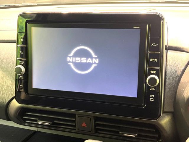 【純正9型ナビ】人気の純正ナビを装備しております。ナビの使いやすさはもちろん、オーディオ機能も充実！キャンプや旅行はもちろん、通勤や買い物など普段のドライブも楽しくなるはず♪