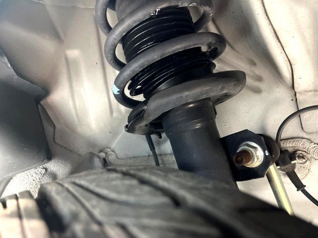 お車を安心してお乗りいただく為には、足回りの定期点検が欠かせません。サービスサポート（有償保証）では無料点検もご提供しており、安心のカーライフをお過ごしいただけるサポート体制が整っています。