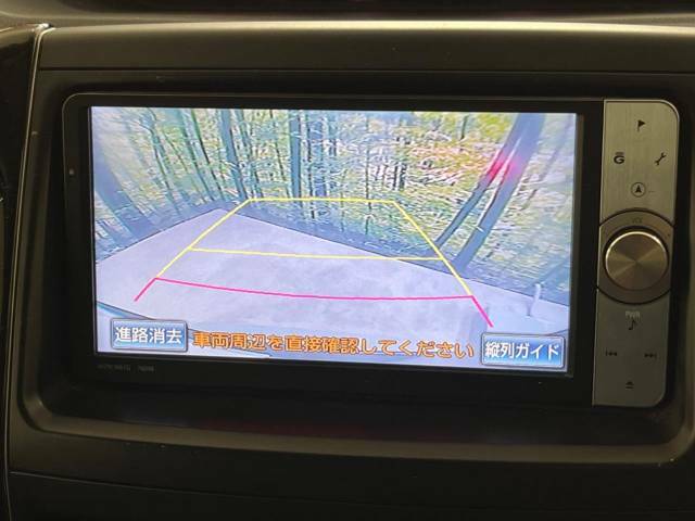 【バックカメラ】駐車時に後方がリアルタイム映像で確認できます。大型商業施設や立体駐車場での駐車時や、夜間のバック時に大活躍！運転スキルに関わらず、今や必須となった装備のひとつです！