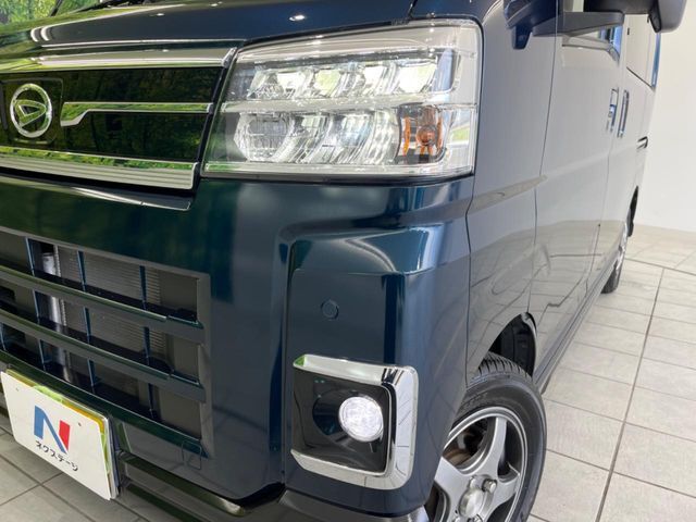 【LEDヘッドライト】悪天候や夜間走行時も良好な視界を確保し安心して運転できる高輝度LEDヘッドライトを装備！点灯速度が早く、消費電力も抑えられています。