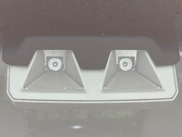 【スマートアシスト】走行中に前方の車両等を認識し、衝突しそうな時は警報とブレーキで衝突回避と被害軽減をアシスト。より安全にドライブをお楽しみいただけます。