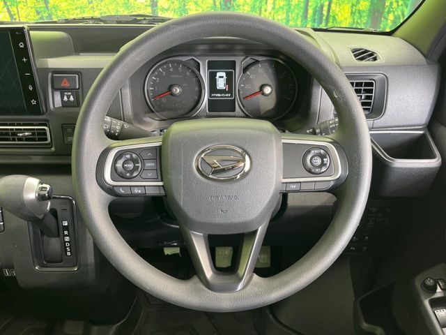 インテリアに合わせたデザインのステアリングは、運転される方のことも考え、運転しやすい形状、大きさです。是非一度、実際に触ってお確かめください。