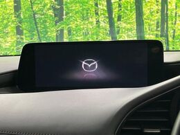 【10.25インチマツダコネクト】車内の雰囲気にマッチした大型ディスプレイ。スマホ接続でのナビ使用やBluetooth再生等、様々な機能が楽しめます。直感的なダイヤル操作が可能で、使い勝手も良好です。