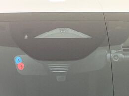 【i-ACTIVESENSE】走行中に前方の車両等を認識し、衝突しそうな時は警報とブレーキで衝突回避と被害軽減をアシスト。より安全にドライブをお楽しみいただけます。