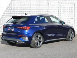 随所に施したクローム調のパーツによるスタイリングがスポーティネスに磨きをかけ、パフォーマンスへの自信を表します。