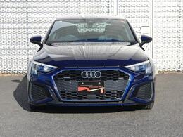 Audiの特徴シングルフレームグリルは力強さとエレガントな雰囲気を醸し出します。