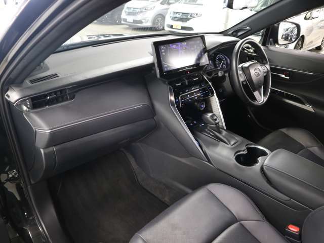 当社販売担当者、仕入担当者、リフトに持ち上げ車検検査員による下廻りチェックをクリアした高品質車を展示しております。