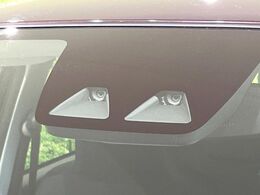 【スマートアシスト】走行中に前方の車両等を認識し、衝突しそうな時は警報とブレーキで衝突回避と被害軽減をアシスト。より安全にドライブをお楽しみいただけます。