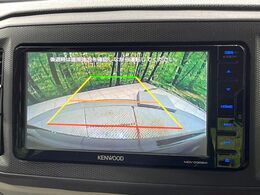 【バックカメラ】駐車時に後方がリアルタイム映像で確認できます。大型商業施設や立体駐車場での駐車時や、夜間のバック時に大活躍！運転スキルに関わらず、今や必須となった装備のひとつです！