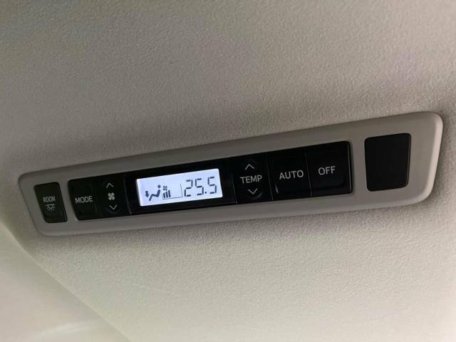 【リアオートエアコン】広い後部座席には必須の機能！風量や温度を自動で調整し前席と同様な車内環境にしてくれるリアオートエアコンを装備。夏の暑さも冬の寒さもストレスなく快適にお過ごしいただけます♪