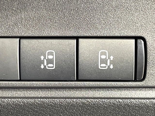 【ハンズフリー機能付き両側パワースライドドア】スライドドアの下に足先を入れてすぐ引くと、自動的にスライドドアが開閉します！荷物で両手がふさがった状態でも、ドアの開閉ができてとっても便利！