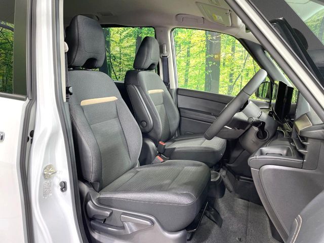 運転席まわりには十分なスペースがあり、大柄な方でもゆったり運転していただける環境です。