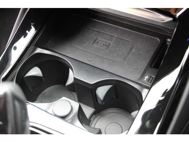 ワイヤレスチャージ（置くだけ充電）搭載の先進的な車両でございます！