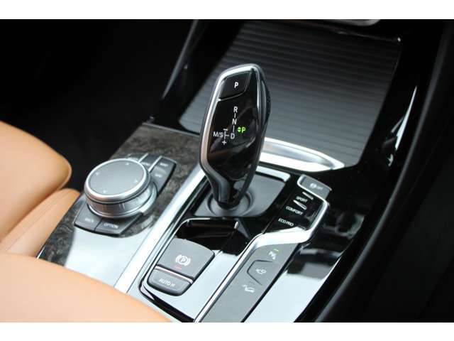 8速AT電子シフト搭載！オートマ段数は8速に！燃費とパフォーマンスを両立しております！BMWテクノロジーの詰まったユニットです！