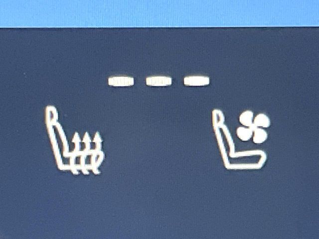 【シートベンチレーション】夏場は涼しい風でお尻や背中の熱やムレを防ぎ、冬はエアコンよりも早く温まってポカポカに！季節を問わず快適に過ごせます。