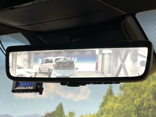 【デジタルインナーミラー】後席の大きな荷物や同乗者で後方が確認しづらい時でも安心！カメラが撮影した車両後方の映像をルームミラー内に表示。クリアな視界で状況の確認が可能です！