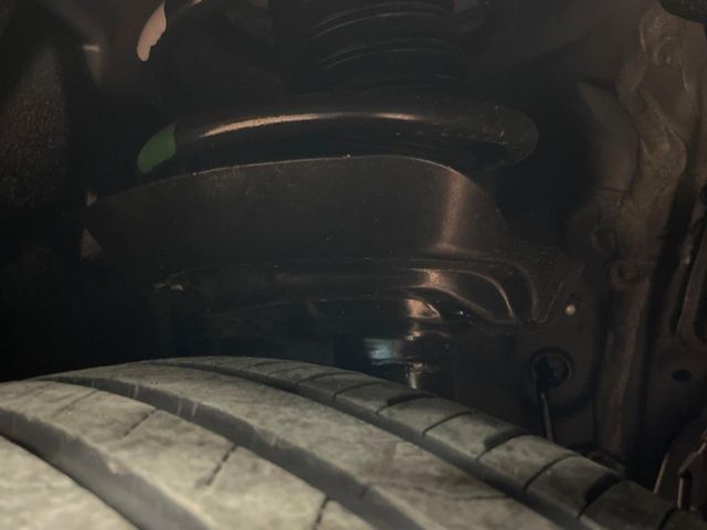 お車を安心してお乗りいただく為には、足回りの定期点検が欠かせません。サービスサポート（有償保証）では無料点検もご提供しており、安心のカーライフをお過ごしいただけるサポート体制が整っています。