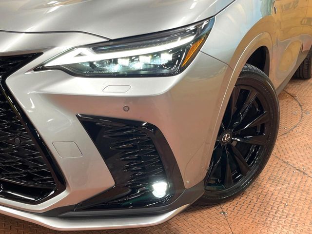 【LEDヘッドライト】悪天候や夜間走行時も良好な視界を確保し安心して運転できる高輝度LEDヘッドライトを装備！点灯速度が早く、消費電力も抑えられています。