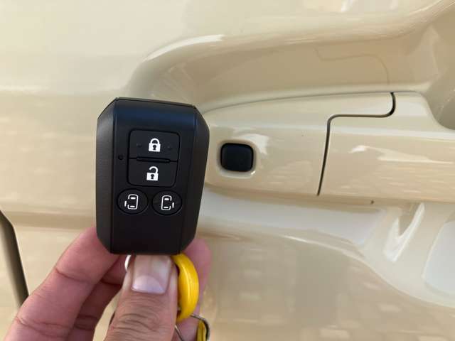 携帯キーを持っておくだけで、ドアノブについてあるボタンを押すだけでドアの施錠が可能です。雨の時や荷物が多くて両手がふさがっていても、キーをポケットやかばんに入れたままで出来ます。